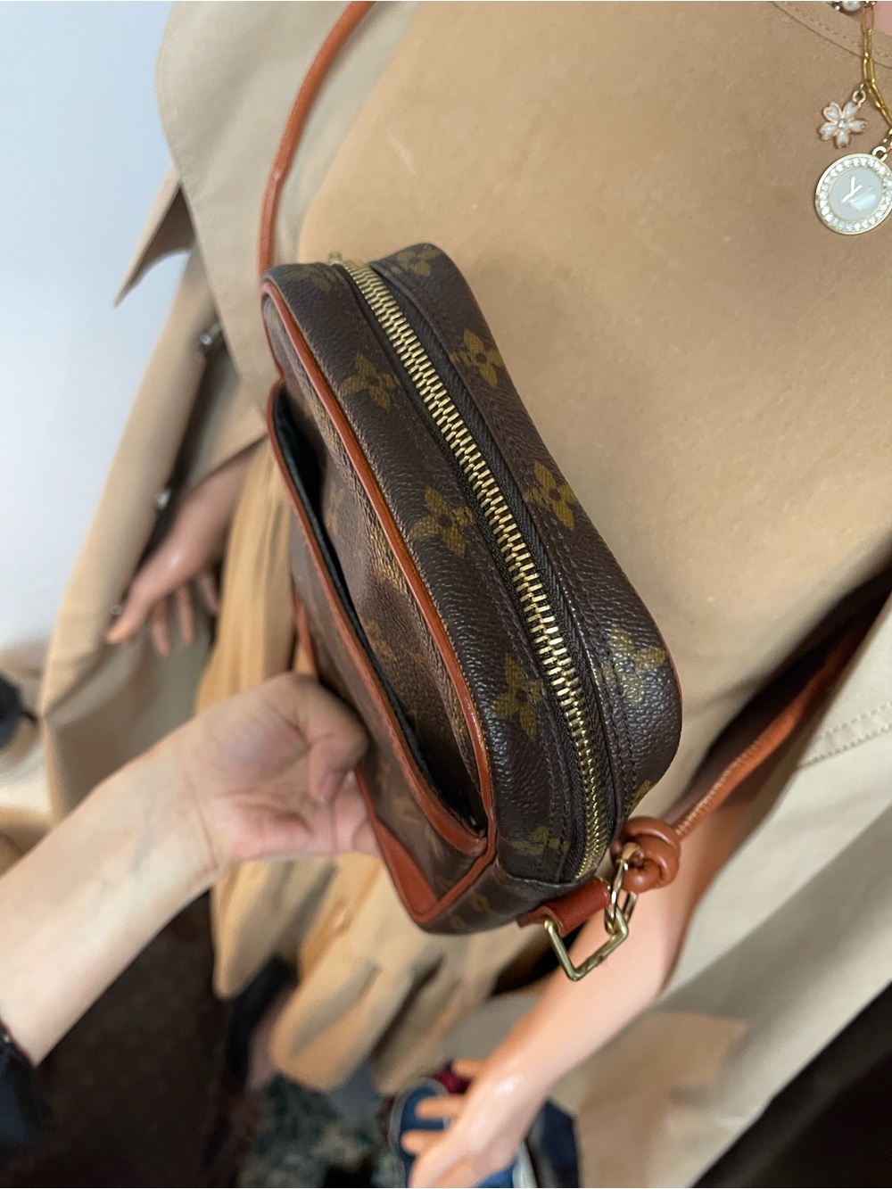 Authentic Louis Vuitton monogram vintage crossbody bag - Picture 6 of 15